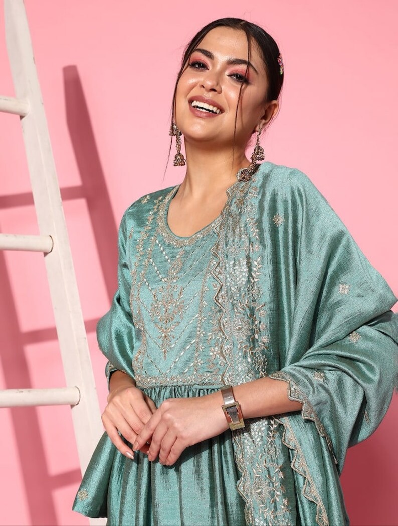 Ensemble kurta en soie pour femme Kurta brodé rose à motifs ethniques avec pantalon et dupatta Robe de mariée indienne Vêtements ethniques femme image 9