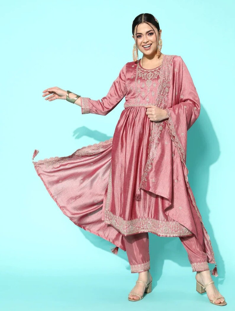Ensemble kurta en soie pour femme Kurta brodé rose à motifs ethniques avec pantalon et dupatta Robe de mariée indienne Vêtements ethniques femme image 2