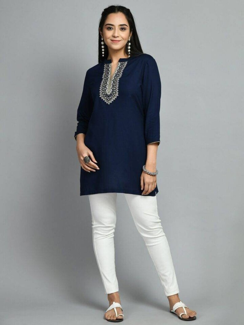 Haut tunique brodé pour femme Kurta court floral bleu marine à col mao pour femme Tunique indienne Hauts d'été Kurtis pour femme image 3