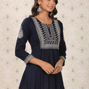 Tunique Kurti bleu marine brodé et brodé de sequins pour femme image 3