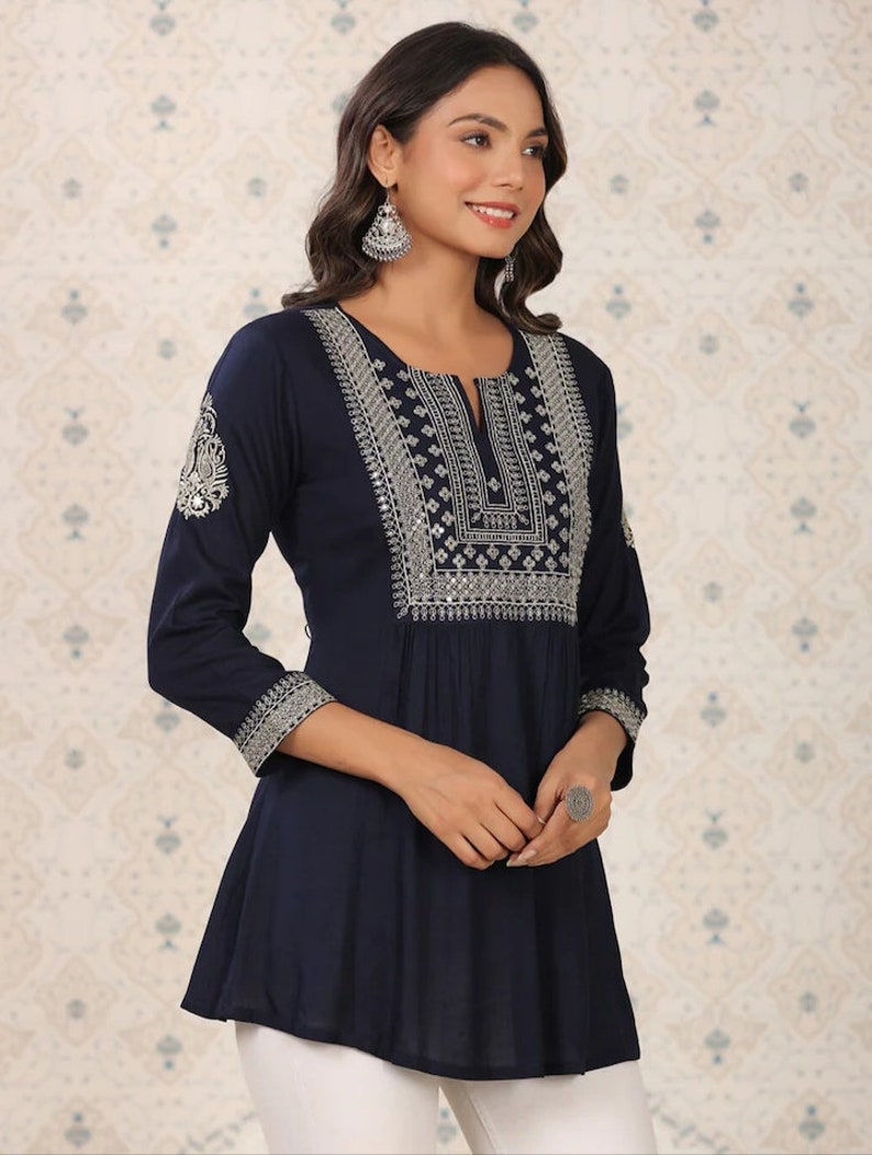 Tunika Marineblau bestickter und paillettenbesetzter A-Linien-Kurti für Damen Bild 3