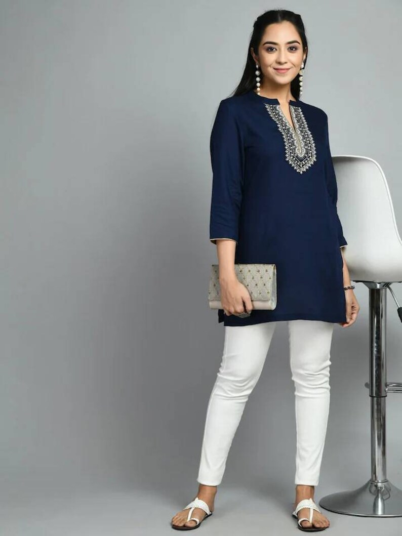 Top tunica ricamato da donna Kurta corto con colletto alla coreana floreale blu navy da donna Tunica indiana Top estivi Kurtis da donna immagine 7