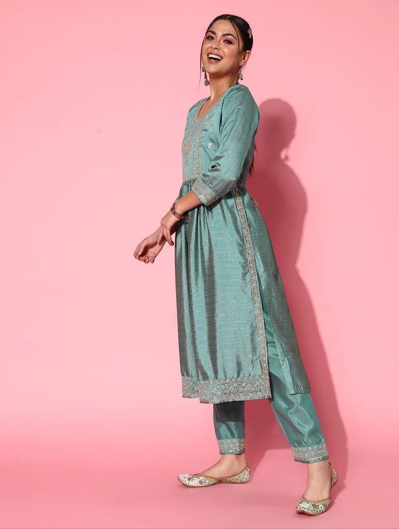 Ensemble kurta en soie pour femme Kurta brodé rose à motifs ethniques avec pantalon et dupatta Robe de mariée indienne Vêtements ethniques femme image 8