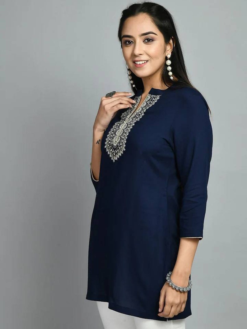 Haut tunique brodé pour femme Kurta court floral bleu marine à col mao pour femme Tunique indienne Hauts d'été Kurtis pour femme image 6