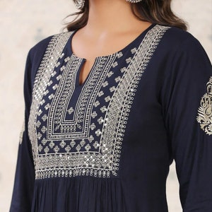 Tunique Kurti bleu marine brodé et brodé de sequins pour femme image 2