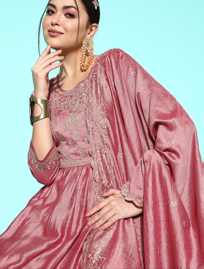 Ensemble kurta en soie pour femme Kurta brodé rose à motifs ethniques avec pantalon et dupatta Robe de mariée indienne Vêtements ethniques femme image 3