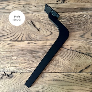 Könnte beinhalten: Schwarzes Möbelbein aus Metall mit geschwungenem Design und einer flachen Montageplatte. Das Bein ist auf einer Holzoberfläche abgebildet.