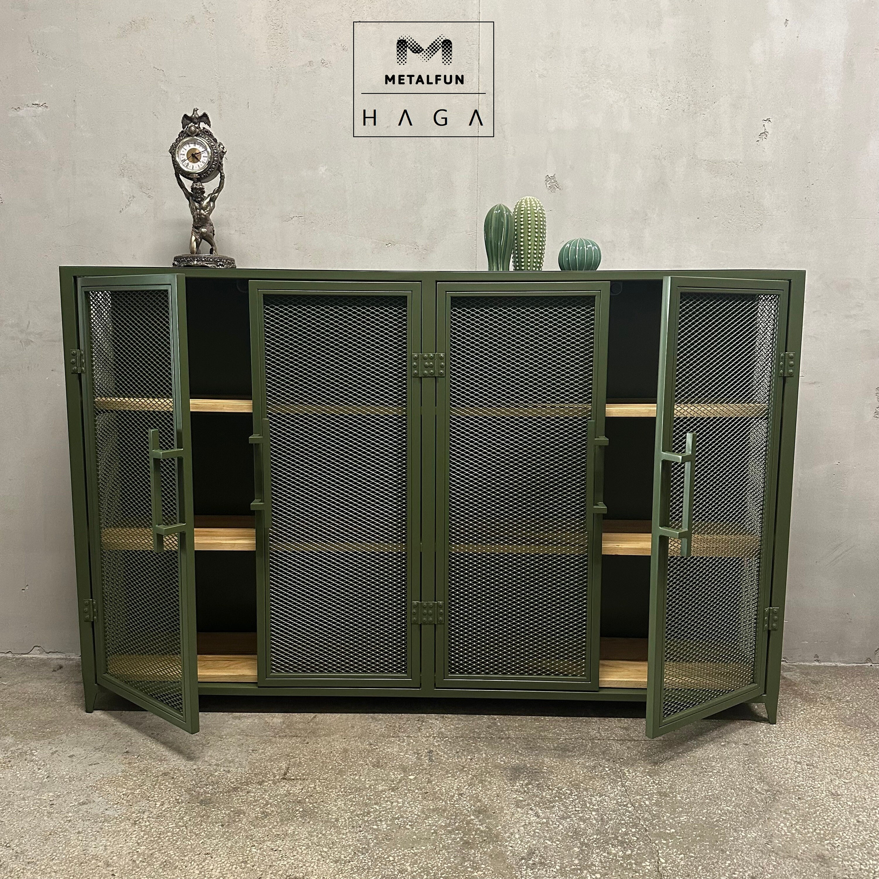 Die Metallkommode mit Holzregalen ist aus perforiertem Blech gefertigt und misst 140 x 80 x 30 cm (H x B x T)