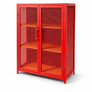 Puede incluir: Un armario metálico rojo con dos puertas y frente de malla. Tiene tres estantes y un asa. El armario es de color rojo vibrante y tiene un diseño moderno. Medidas en centímetros.
