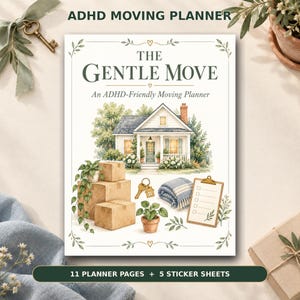 Könnte beinhalten: Ein rechteckiges Planer-Cover mit dem Titel The Gentle Move An ADHD-Friendly Moving Planner. Das Cover zeigt eine Aquarellillustration eines Hauses, Umzugskartons, eine Topfpflanze, Schlüssel, eine gefaltete Decke und ein Klemmbrett.