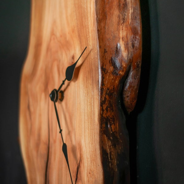 Charmante horloge en bois de cerisier, décoration murale en bois, cadeau unique, mélange design original