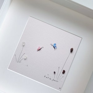 Unico regalo minimalista per la casa, arte del ciottolo, decorazione da parete in vetro di mare, fatto a mano con cornice, decorazione moderna organica, arte ecologica, amore farfalla