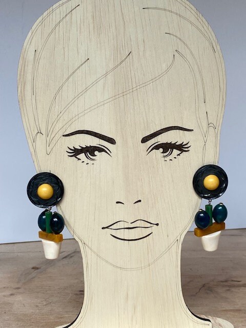 Boucles D'Oreilles Clips Vintage En Bakélite Beige - Motif Fleurs, Modèle Rare 3032 - Anciennes Sans Défaut