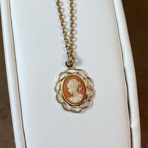 Vintage Delicate Shell Cameo on Gold Tone Metal Chain Bracelet Estate Jewelry Victorian Style Anniversary Gift for Her Valentine&#39;s Day   BB1