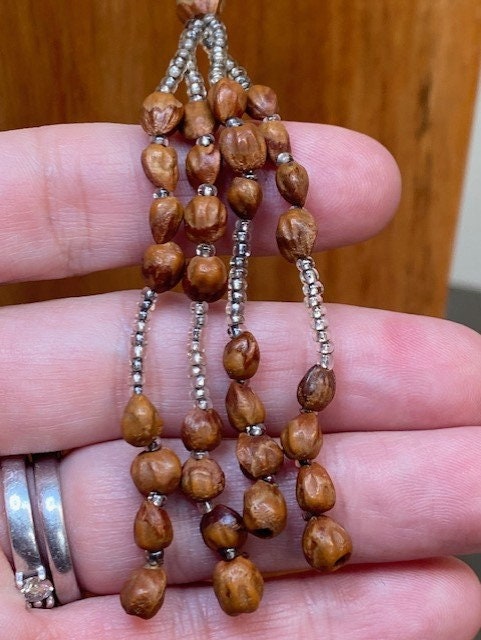 Vintage Seed Nut Lariat Necklace With Silver Opaque Glass  display picture 3