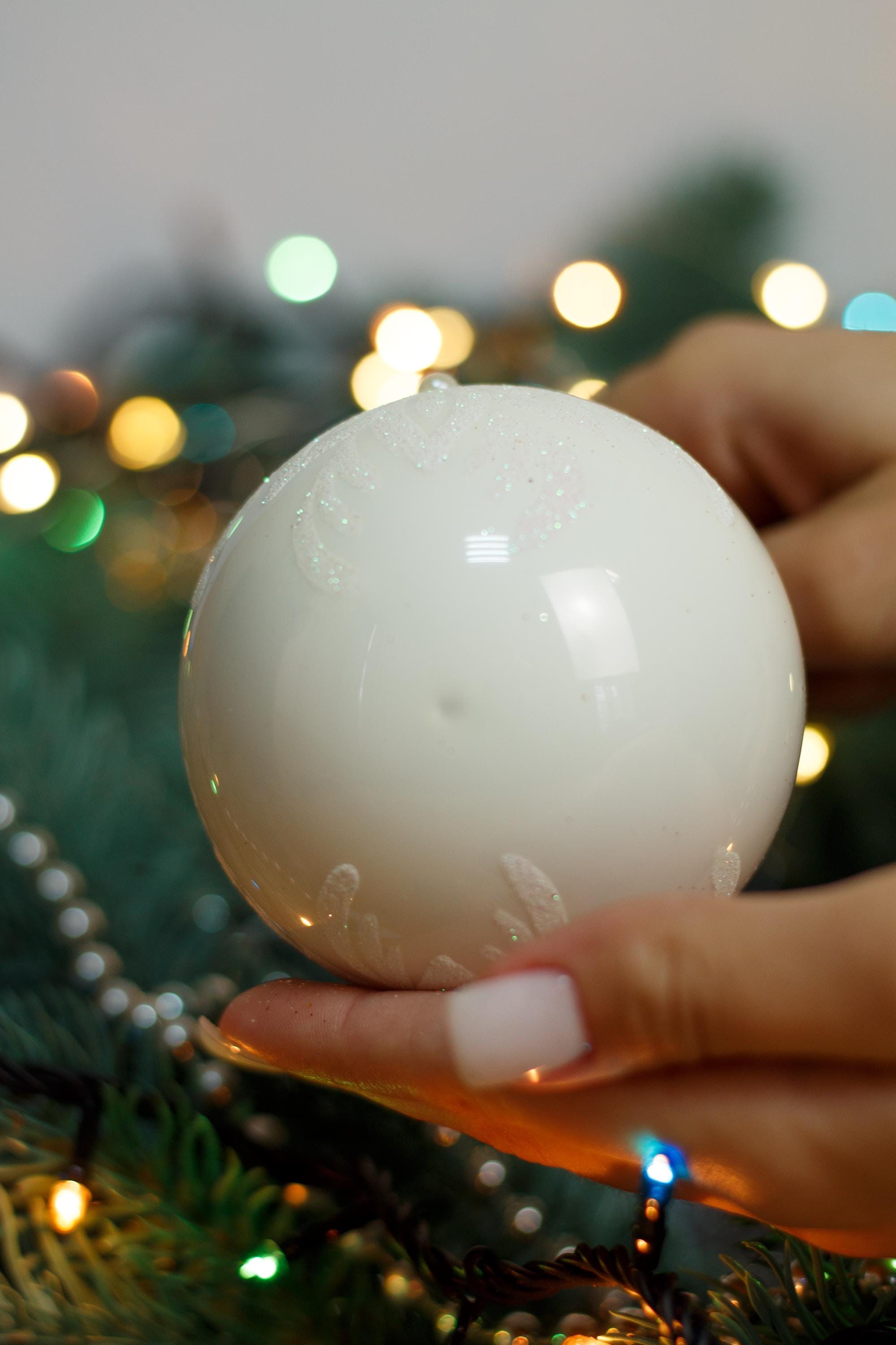 白地に花のクリスマスガラスボール、キラキラ輝くクリスマス