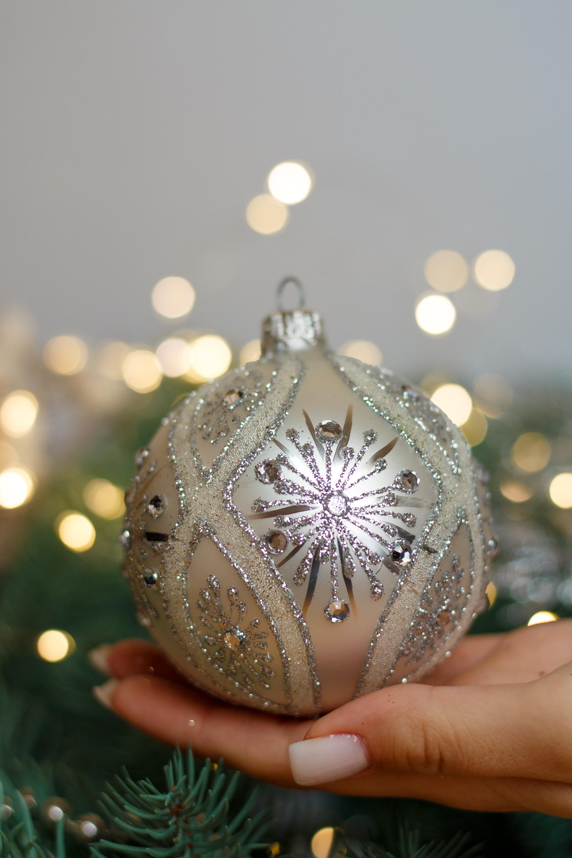 シルバーの模様付きクリスマスガラスボール、キラキラ輝くクリスマス