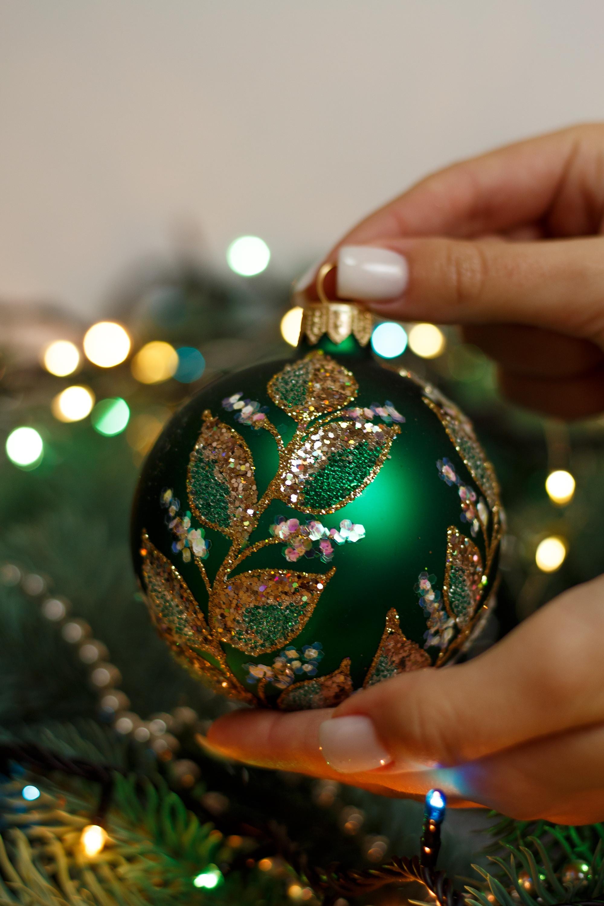 緑の葉っぱのクリスマスガラスボール、キラキラ輝くクリスマス