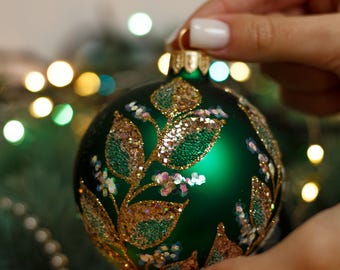 緑の葉っぱのクリスマスガラスボール、キラキラ輝くクリスマス