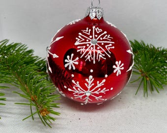 赤い模様のクリスマスガラスボール、キラキラのクリスマスオーナメント