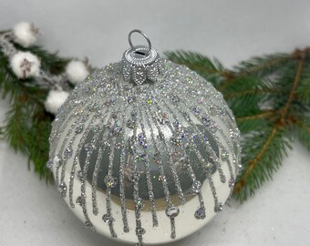 赤い模様のクリスマスガラスボール、キラキラのクリスマスオーナメント