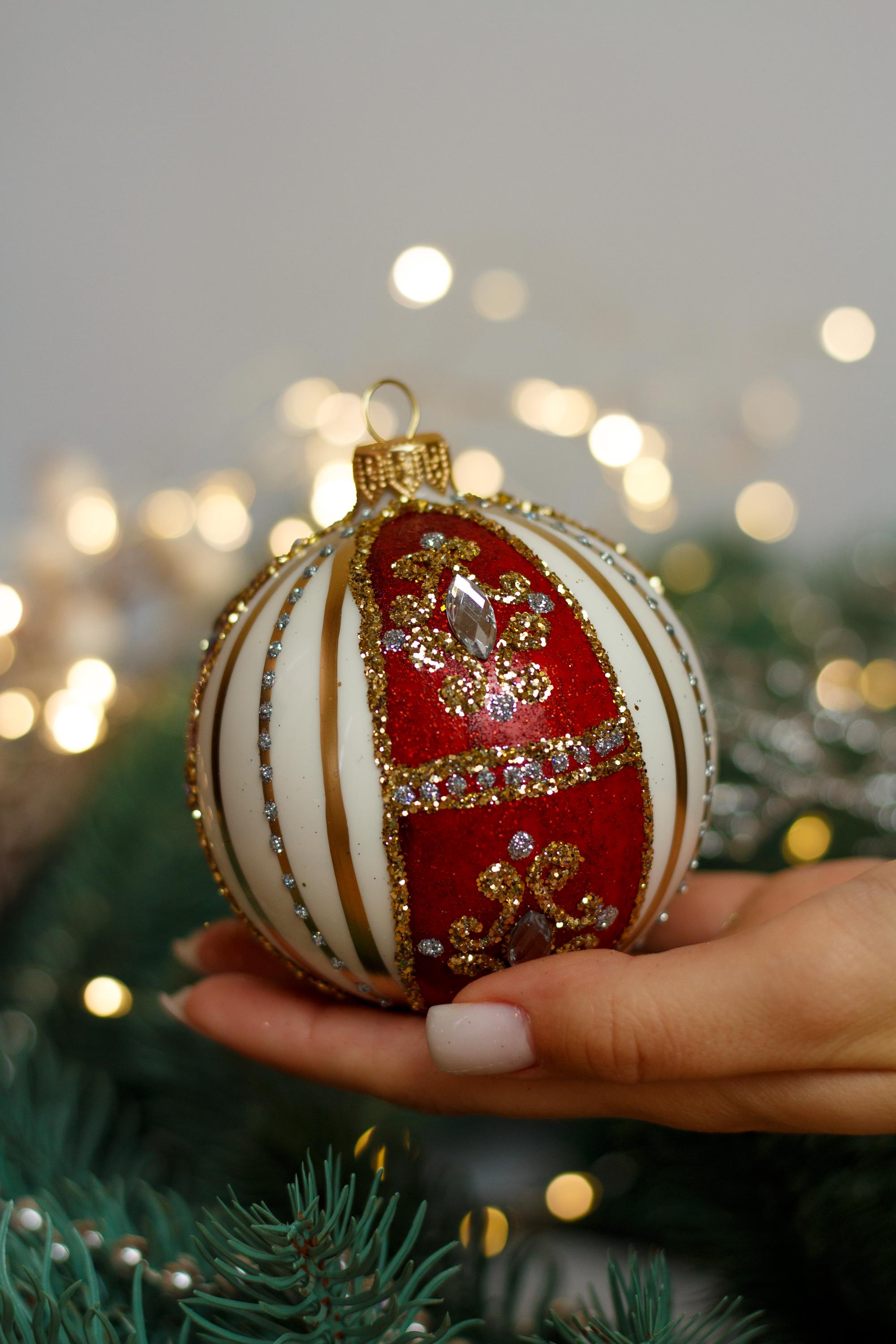 模様の入った赤いクリスマスガラスボール、キラキラ輝くクリスマス