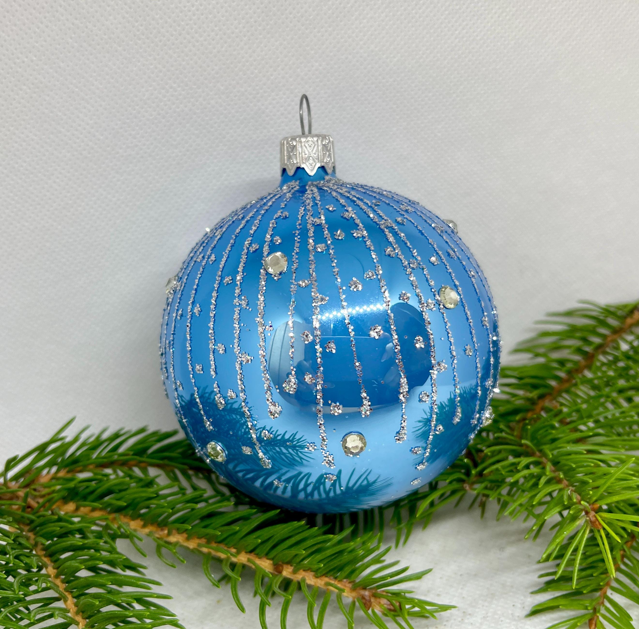 模様入りブルーのクリスマスガラスボール、キラキラ輝くクリスマス