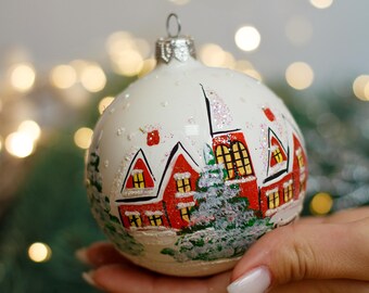 赤い模様のクリスマスガラスボール、キラキラのクリスマスオーナメント
