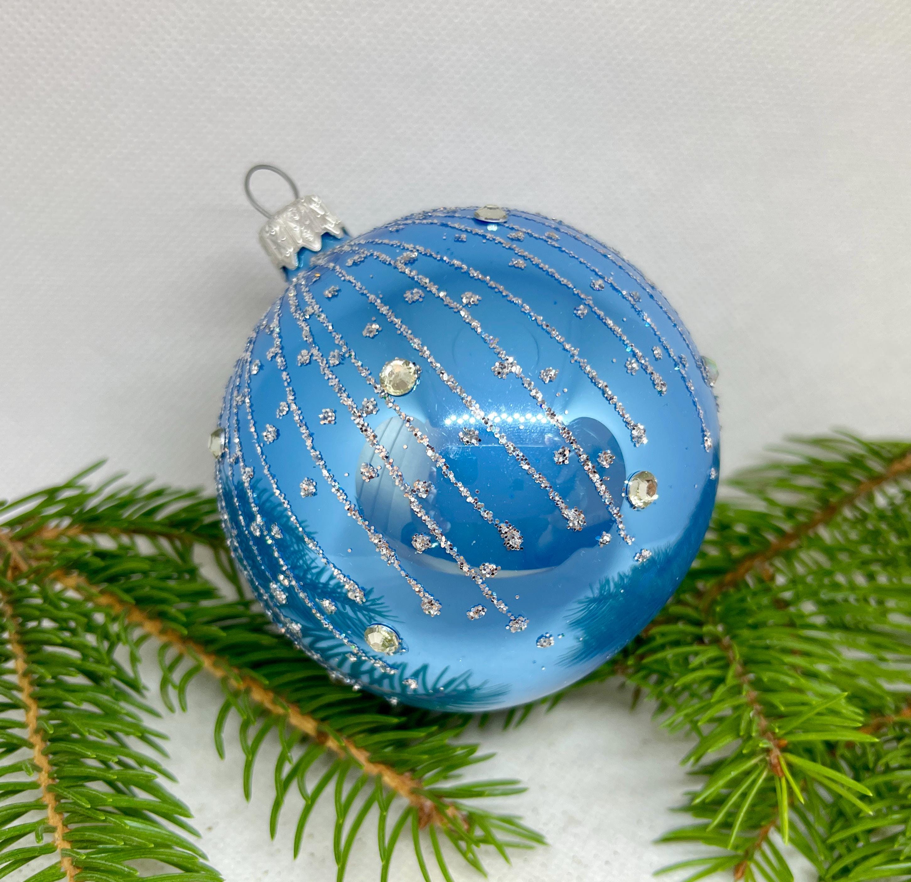模様入りブルーのクリスマスガラスボール、キラキラ輝くクリスマス