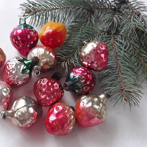 12 strawberries vintage glass christmas tree ornaments, 1950s Christmas, antique Christmas  ornaments,,Winter decor, Gifts ideas,Handpainted
