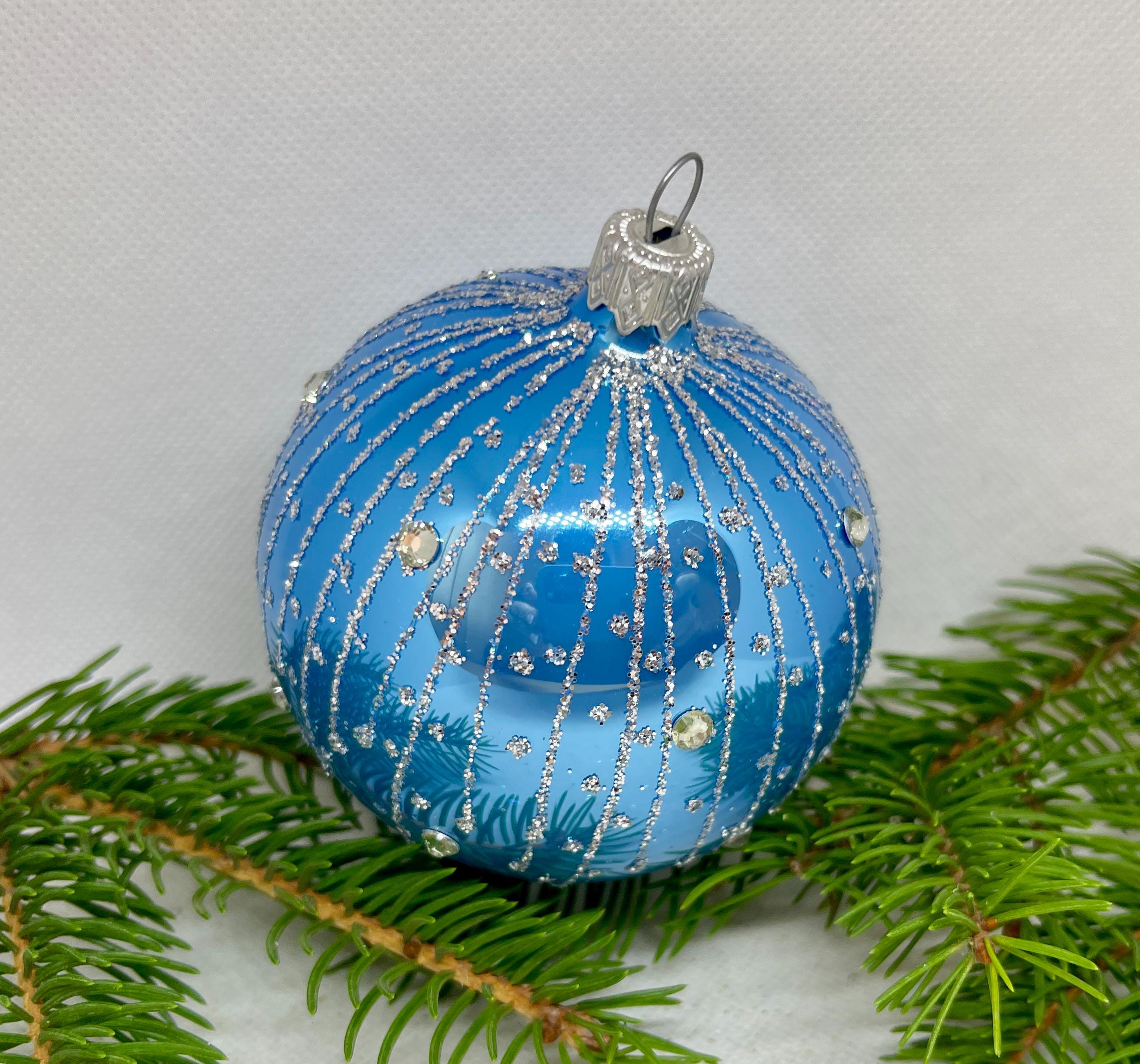 模様入りブルーのクリスマスガラスボール、キラキラ輝くクリスマス