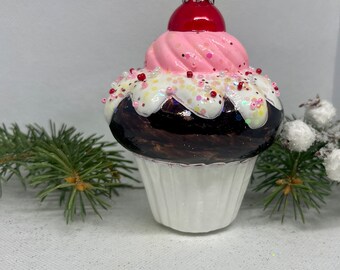 カップケーキのクリスマスガラスオーナメント、口吹きの手描きガラスの