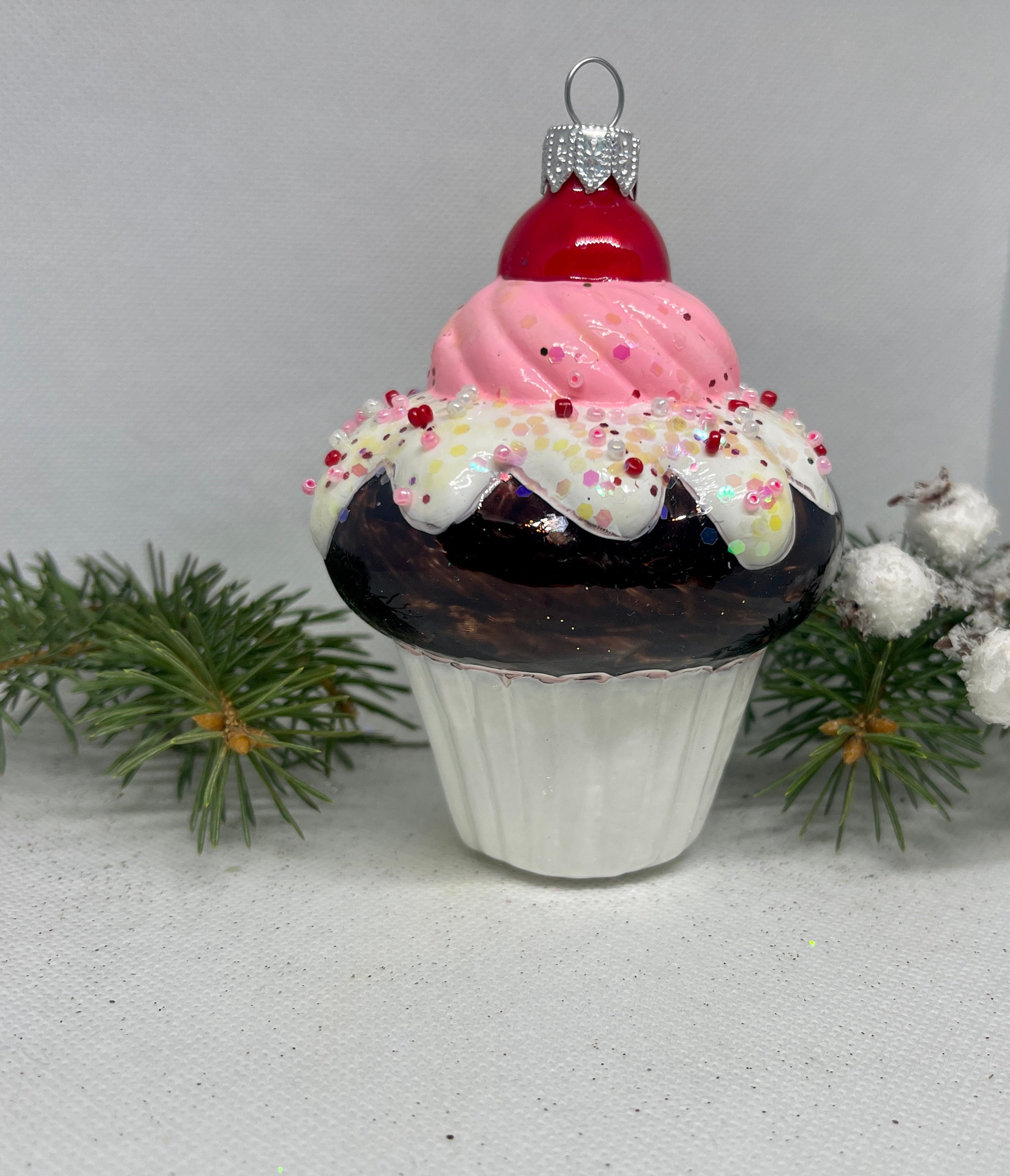 カップケーキのクリスマスガラスオーナメント、口吹きの手描きガラスの