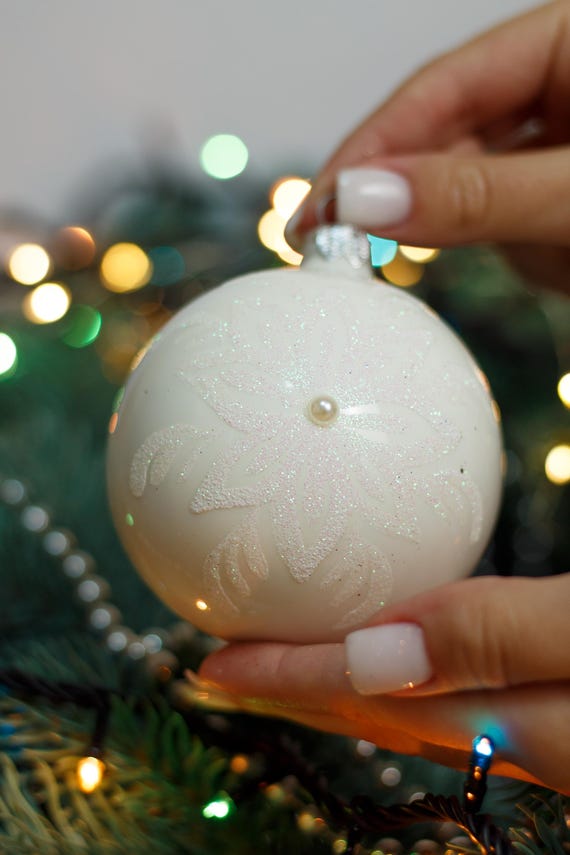 白地に花のクリスマスガラスボール、キラキラ輝くクリスマス
