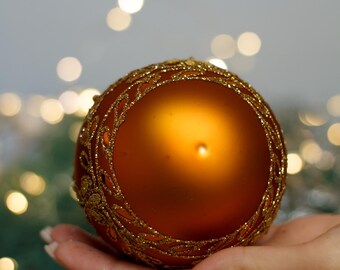 ゴールドの模様付きクリスマスガラスボール、キラキラ輝くクリスマス