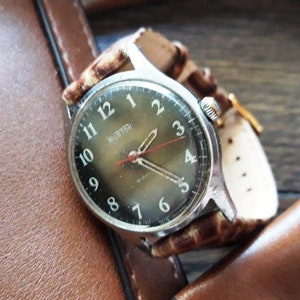 Vintage Mechanical Watch for Men | Retro Wristwatch | Leather Strap | Manual Wind | Gift for Him | Classic Style | Timeless Men’s Accessory