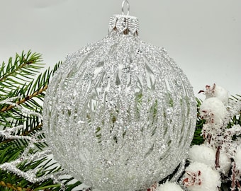 赤い模様のクリスマスガラスボール、キラキラのクリスマスオーナメント