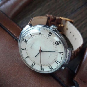 Vintage Mechanical Watch for Men | Retro Wristwatch | Leather Strap | Manual Wind | Gift for Him | Classic Style | Timeless Men’s Accessory