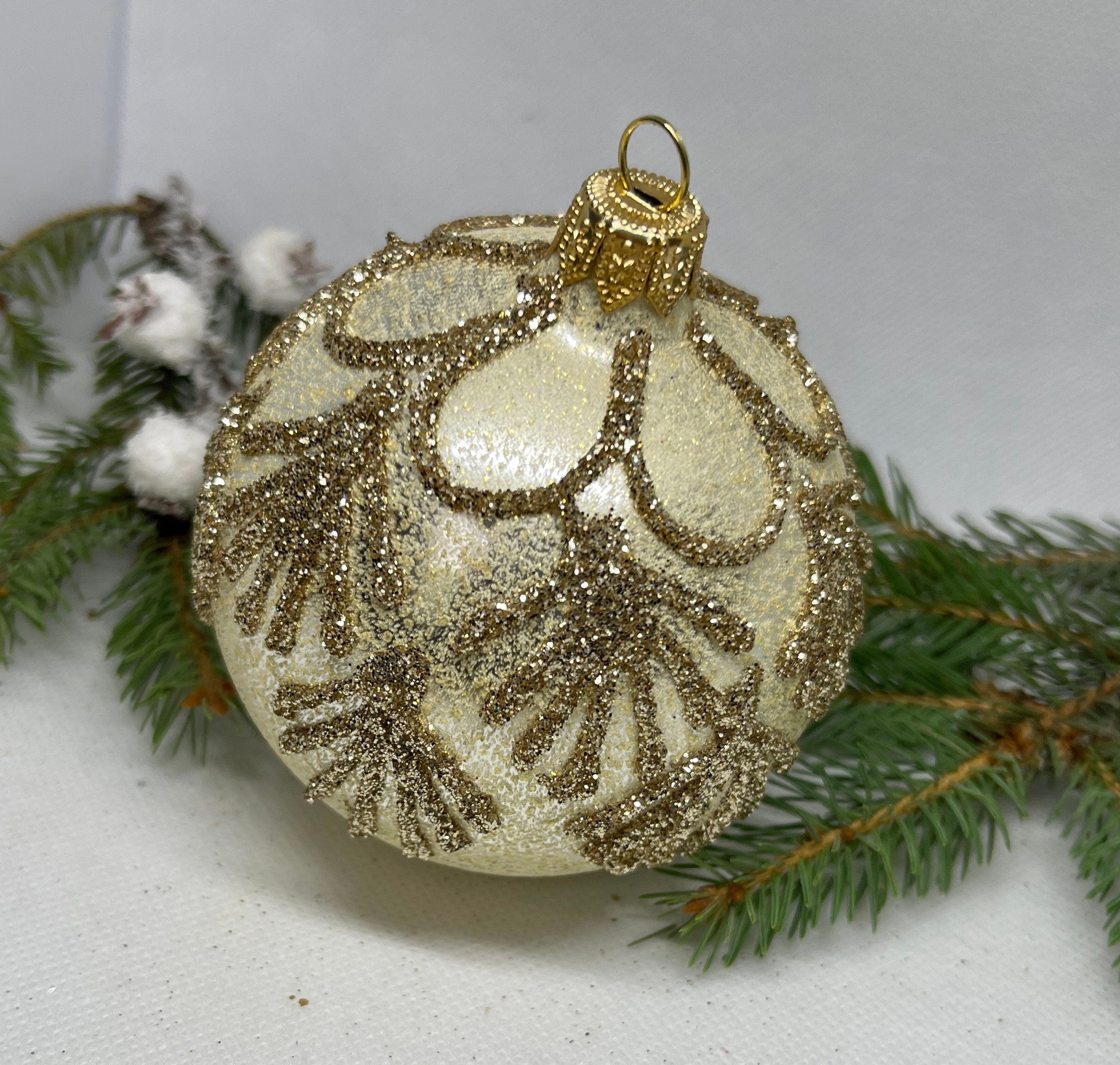 ベージュのクリスマスガラスボール、キラキラのクリスマスオーナメント