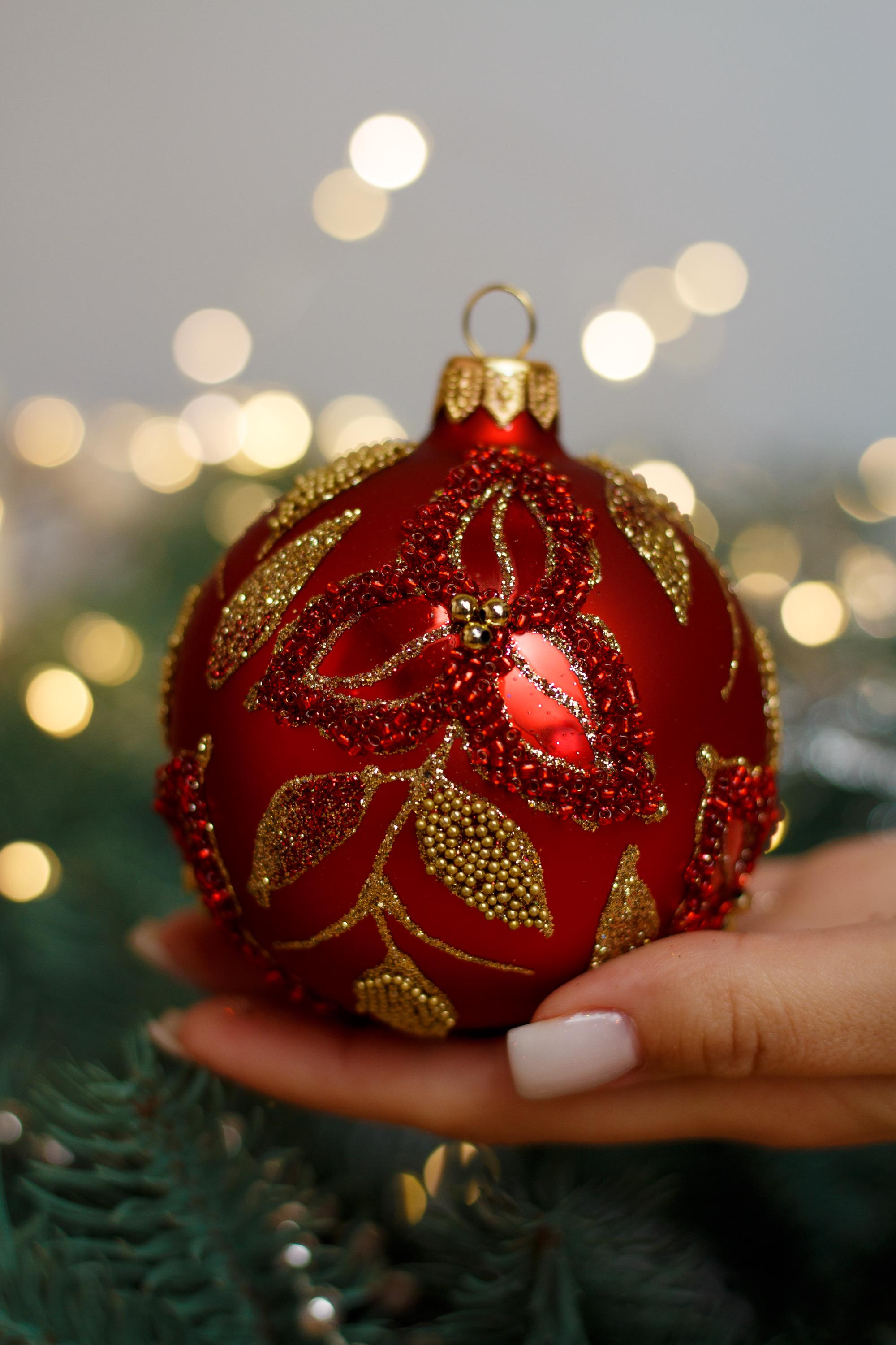 赤い模様のクリスマスガラスボール、キラキラのクリスマスオーナメント