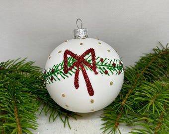 赤い模様のクリスマスガラスボール、キラキラのクリスマスオーナメント