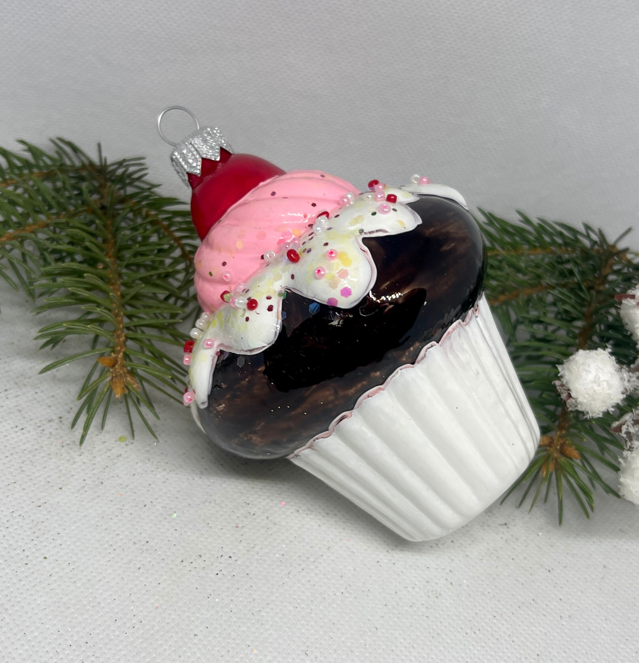 カップケーキのクリスマスガラスオーナメント、口吹きの手描きガラスの