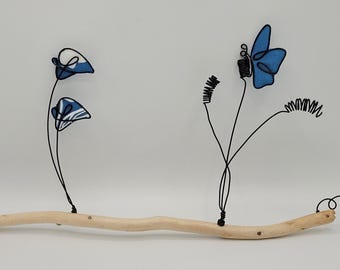 Papillons et fleurs en fil de fer  et tissu sur bois flotté, nature, stylisé, , cadeau,decoration interieure