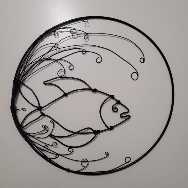 Poisson en fil de fer dans un cercle métal, nature, stylisé, aquatique, cadeau,decoration interieure