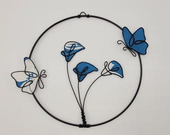 Papillons et fleurs en fil de fer  et tissu dans un cercle métal, nature, stylisé, , cadeau,decoration interieure