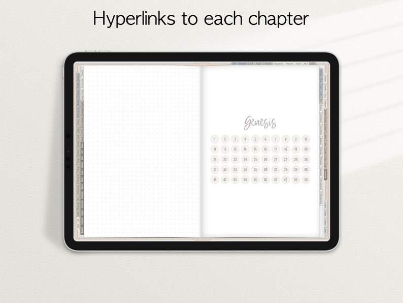 Op de afbeelding: Een witte tablet met een zwarte rand die een digitale planner weergeeft met een pagina voor Genesis. De pagina bevat een lijst met hoofdstukken 1 tot en met 50.