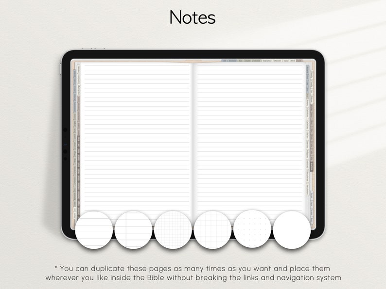 Op de afbeelding: Een digitale planner met een witte achtergrond en gelinieerde pagina's. De planner heeft verschillende paginastijlen, waaronder gelinieerd, raster en stippenraster. De tekst "Notes" staat bovenaan de pagina. De tekst "U kunt deze pagina's zo vaak dupliceren als u wilt en ze overal in de Bijbel plaatsen zonder de links en het navigatiesysteem te verbreken" staat onderaan de pagina.