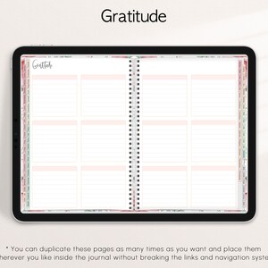 Pode incluir: Di&aacute;rio digital com tema de gratid&atilde;o exibido em um tablet. As p&aacute;ginas abertas do di&aacute;rio apresentam um layout de grade com caixas com linhas. A palavra "Gratitude" est&aacute; no topo. Detalhes florais e uma encaderna&ccedil;&atilde;o em espiral s&atilde;o vis&iacute;veis.