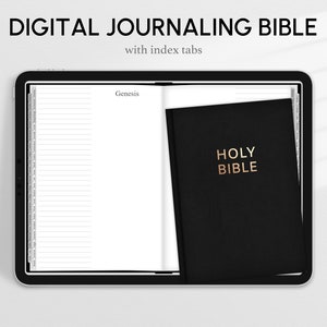 Könnte beinhalten: Ein digitales Journal mit Registerkarten auf dem Bildschirm eines Tablets. Das Journal ist auf einer Seite mit der Bezeichnung "Genesis" geöffnet. Die rechte Seite des Bildschirms zeigt einen schwarzen Einband mit den Worten "HOLY BIBLE" in goldenen Buchstaben.