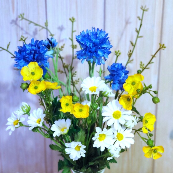 Sommerblumen Blumenstrauß gelb blau Strauß Vase Blumen Bouquets Muttertag Kornblumen Butterblume Margeriten Wiesenblumen Feldrand